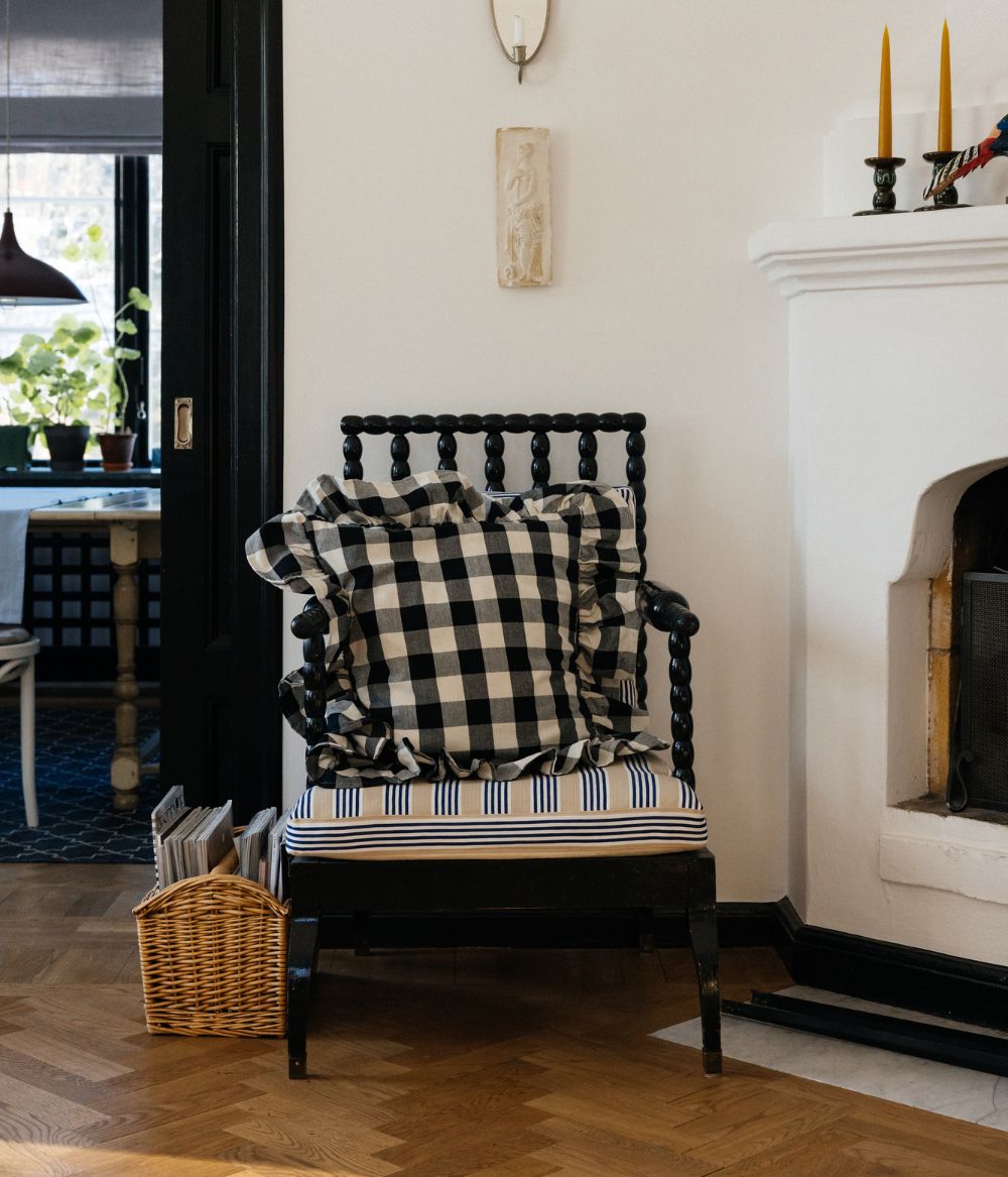 Frill cushion cover b/w